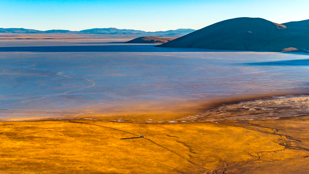 索旺的小額配送車輛在湖邊行駛。呂殿杰攝