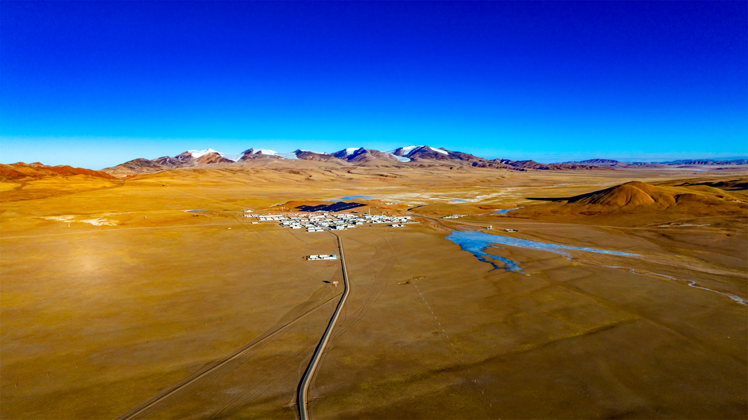 雪山下的雙湖縣城。呂殿杰攝