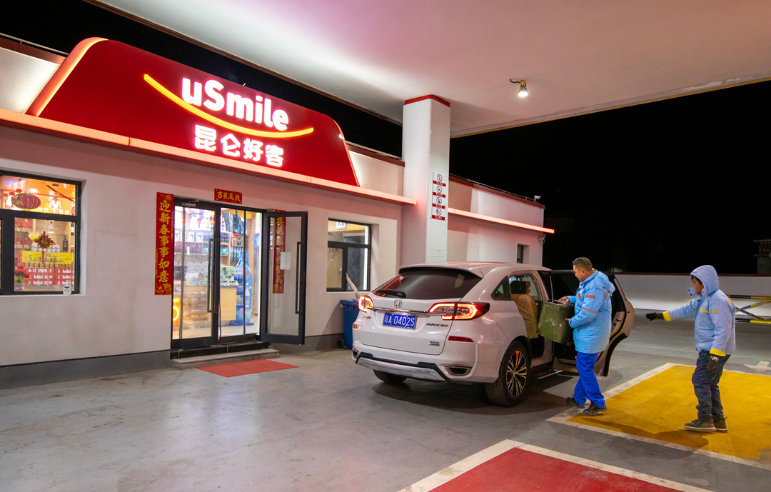 雙湖加油站經理索旺（左）與員工桑珠踏上救援路。呂殿杰攝