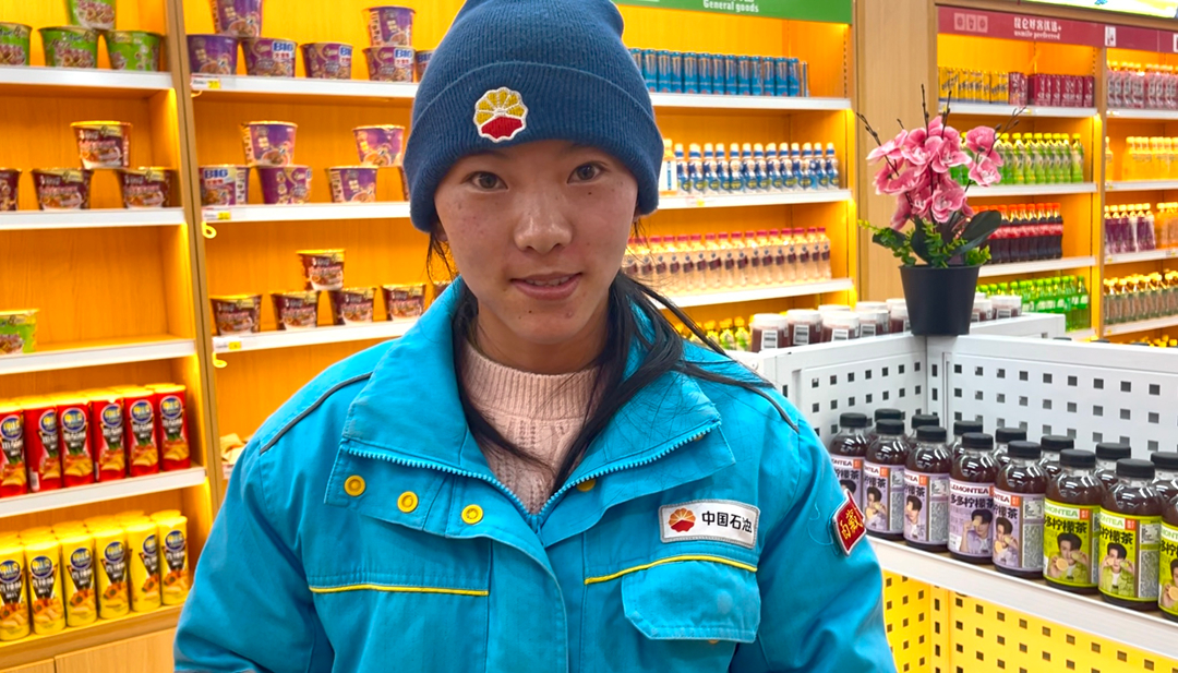 00后員工桑旦卓瑪在便利店值班。呂殿杰攝