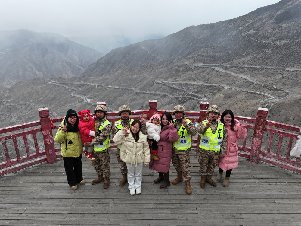 支隊(duì)組織家屬隨隊(duì)養(yǎng)護(hù)體驗(yàn)丈夫工作。何眾攝