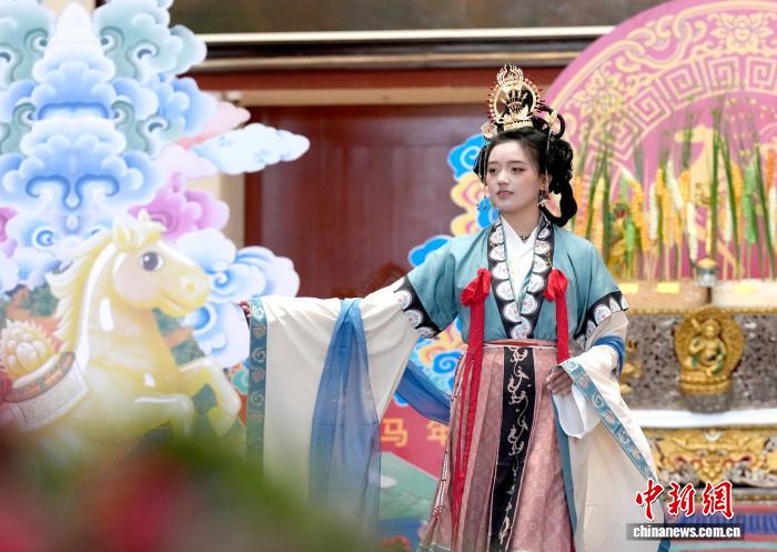 （新春見(jiàn)聞）西藏博物館舉辦“絲路霓裳·千年華服”服飾秀