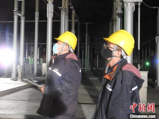 圖為5月10日凌晨，國網(wǎng)青海檢修公司柴達(dá)木換流站運維人員在進(jìn)行柴拉直流系統(tǒng)停電操作?！∫杂?攝