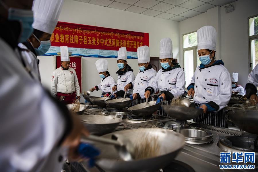 （新華全媒頭條·走向我們的小康生活·圖文互動(dòng)）（2）扎西德勒，我們的新家園——西藏易地扶貧搬遷搬出幸福美好新生活