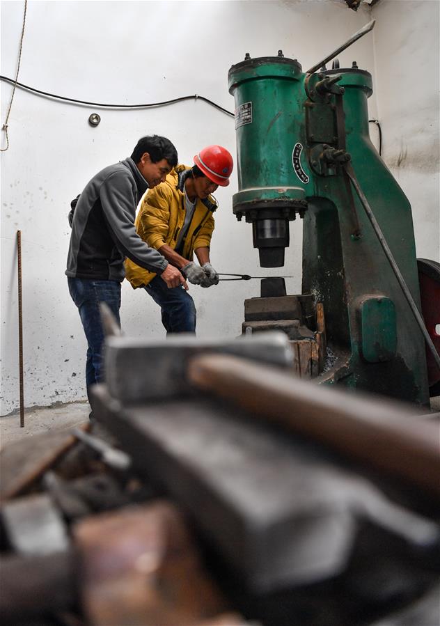 (脫貧攻堅(jiān))(1)藏東脫貧影像:古老藏刀技藝助脫貧