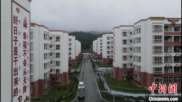 越西縣最大的易地扶貧搬遷安置點——城北感恩社區(qū)?！『武?攝