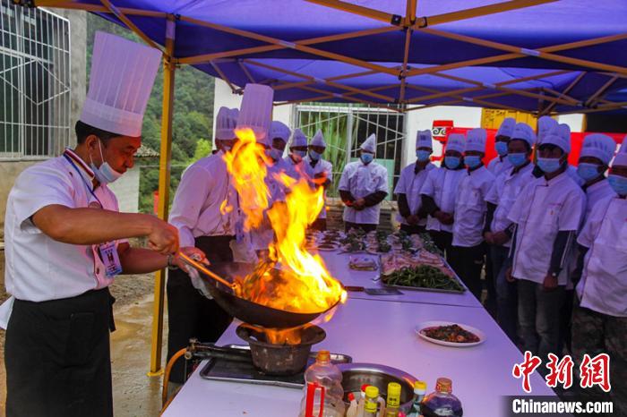 喜德縣冕山鎮(zhèn)舉辦的廚師培訓班上，老師正在示范回鍋肉的做法。　爾古木三 攝
