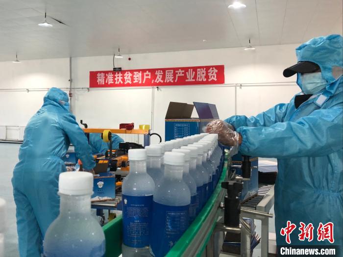 圖為阿里地區(qū)措勤縣某飲用水加工公司，該公司以“基地+公司+貧困民眾”為運營模式，帶動貧困民眾68戶232人。　謝牧 攝