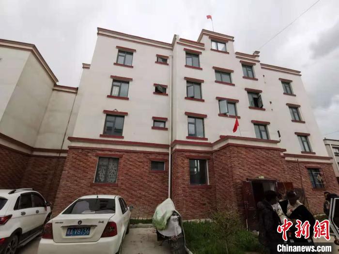 圖為8月12日，2018年7月從距那曲市色尼區(qū)城區(qū)那曲鎮(zhèn)90千米外的古露鎮(zhèn)當桑村搬遷至城區(qū)的旦增新家位于一棟四層的樓房內(資料圖)。　張偉 攝