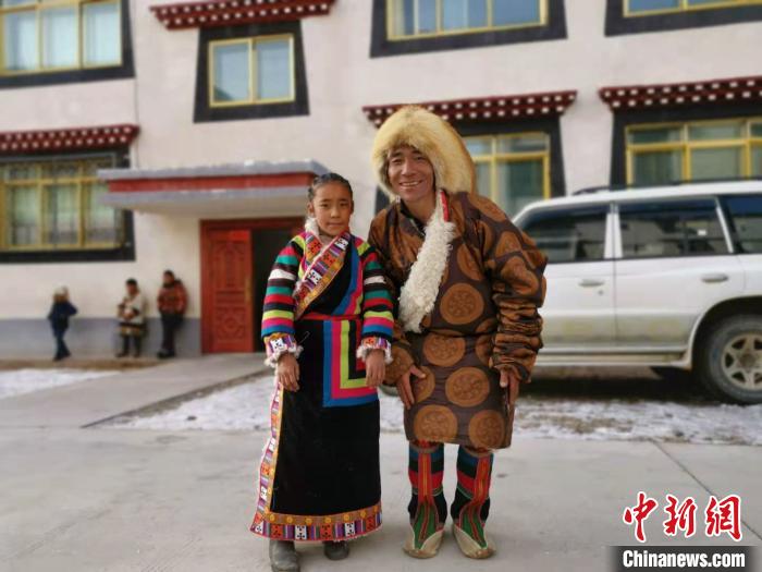 圖為2020年1月16日，搬遷至那曲市安多縣卓格扶貧小區(qū)的農牧民在新家外面合影(資料圖)?！垈?攝