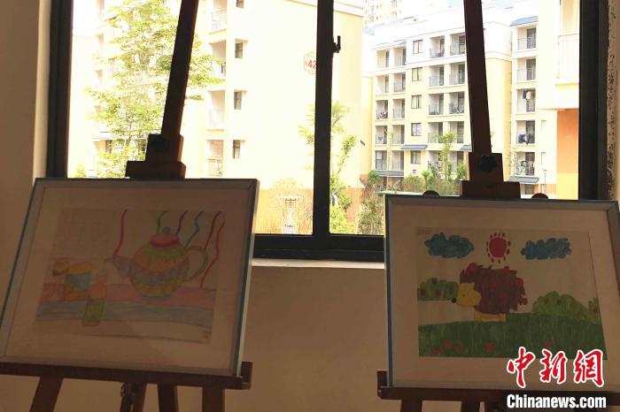 圖為會(huì)澤縣城易地扶貧搬遷點(diǎn)一所小學(xué)內(nèi)擺放著的學(xué)生畫作?！】姵?攝