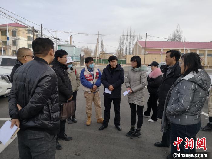 圖為青海大學(xué)工作人員正在現(xiàn)場(chǎng)考察該項(xiàng)目進(jìn)行情況。　李江寧 攝