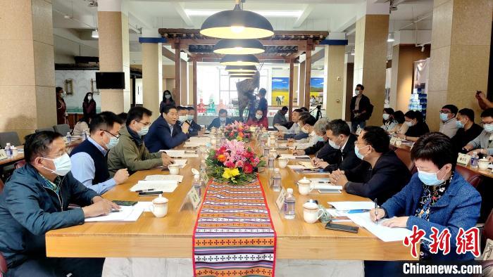 圖為國(guó)家糧食產(chǎn)業(yè)(青稞深加工)技術(shù)創(chuàng)新分中心在西藏拉薩掛牌儀式現(xiàn)場(chǎng)。　貢桑拉姆 攝