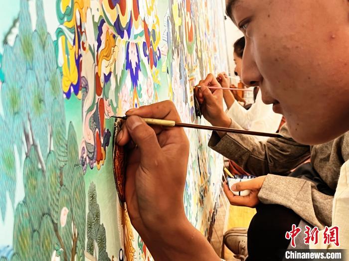 圖為畫(huà)師繪畫(huà)唐卡?！●R文莉 供圖