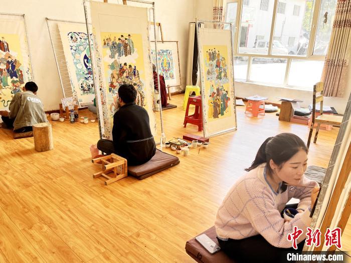 圖為畫(huà)室內(nèi)學(xué)徒練習(xí)繪畫(huà)唐卡?！●R文莉 供圖