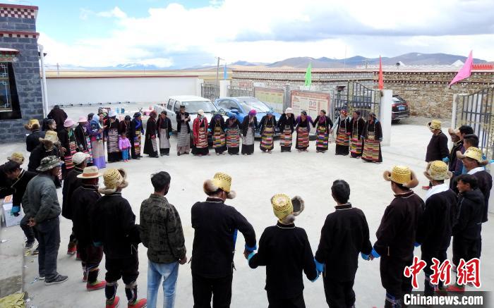 圖為普瑪江塘鄉(xiāng)民眾載歌載舞?！±丝ㄗ涌h網(wǎng)信辦供圖