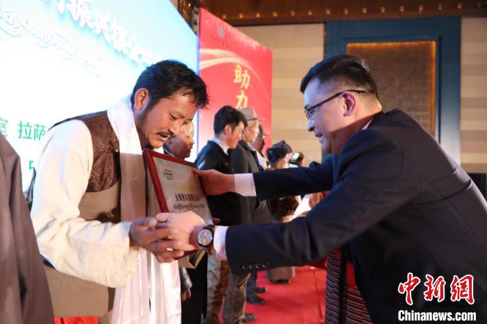 圖為拉薩市銀企對(duì)接洽談會(huì)現(xiàn)場?！「裆愔?攝