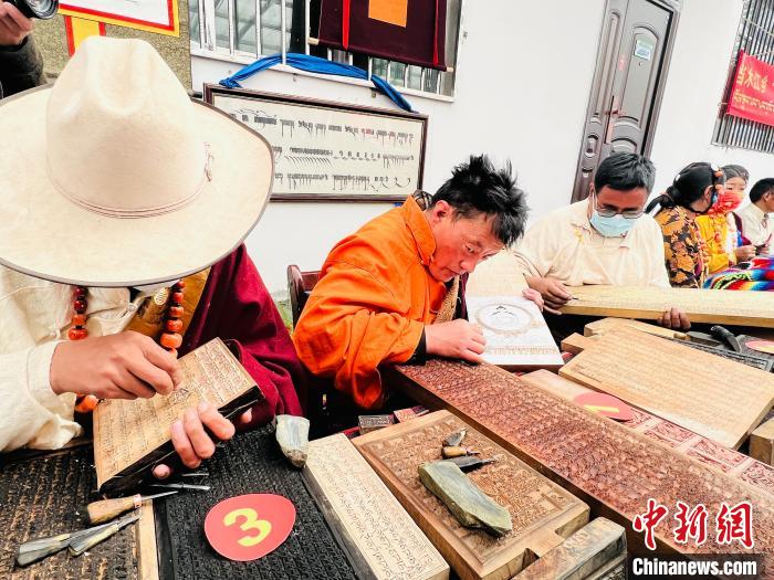 圖為2022年，聶榮縣當(dāng)木江鄉(xiāng)“鄉(xiāng)村振興那曲奮進(jìn)”活動(dòng)雕刻比賽現(xiàn)場。資料圖 那曲市“鄉(xiāng)村振興 那曲奮進(jìn)”活動(dòng)辦供圖