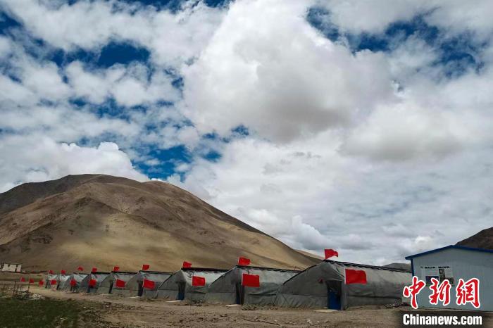 圖為西藏康馬縣的高原溫室大棚?！⒔ㄜ?攝