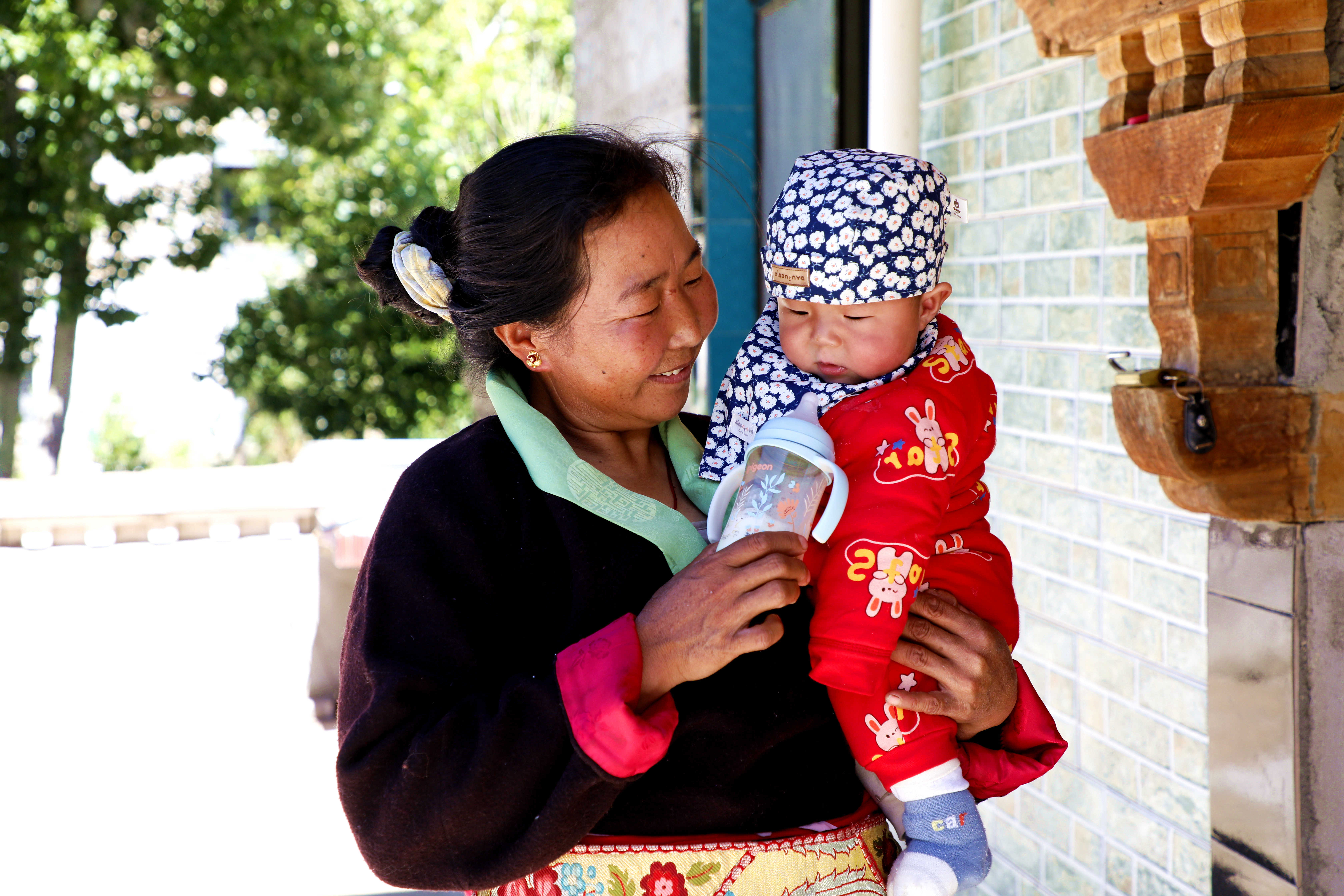 貢秋曲珍照顧3個月大的孫子旦增平措 應俊攝.jpg?x-oss-process=style/w10 貢秋曲珍照顧3個月大的孫子旦增平措 應俊攝.jpg?x-oss-process=style/w10