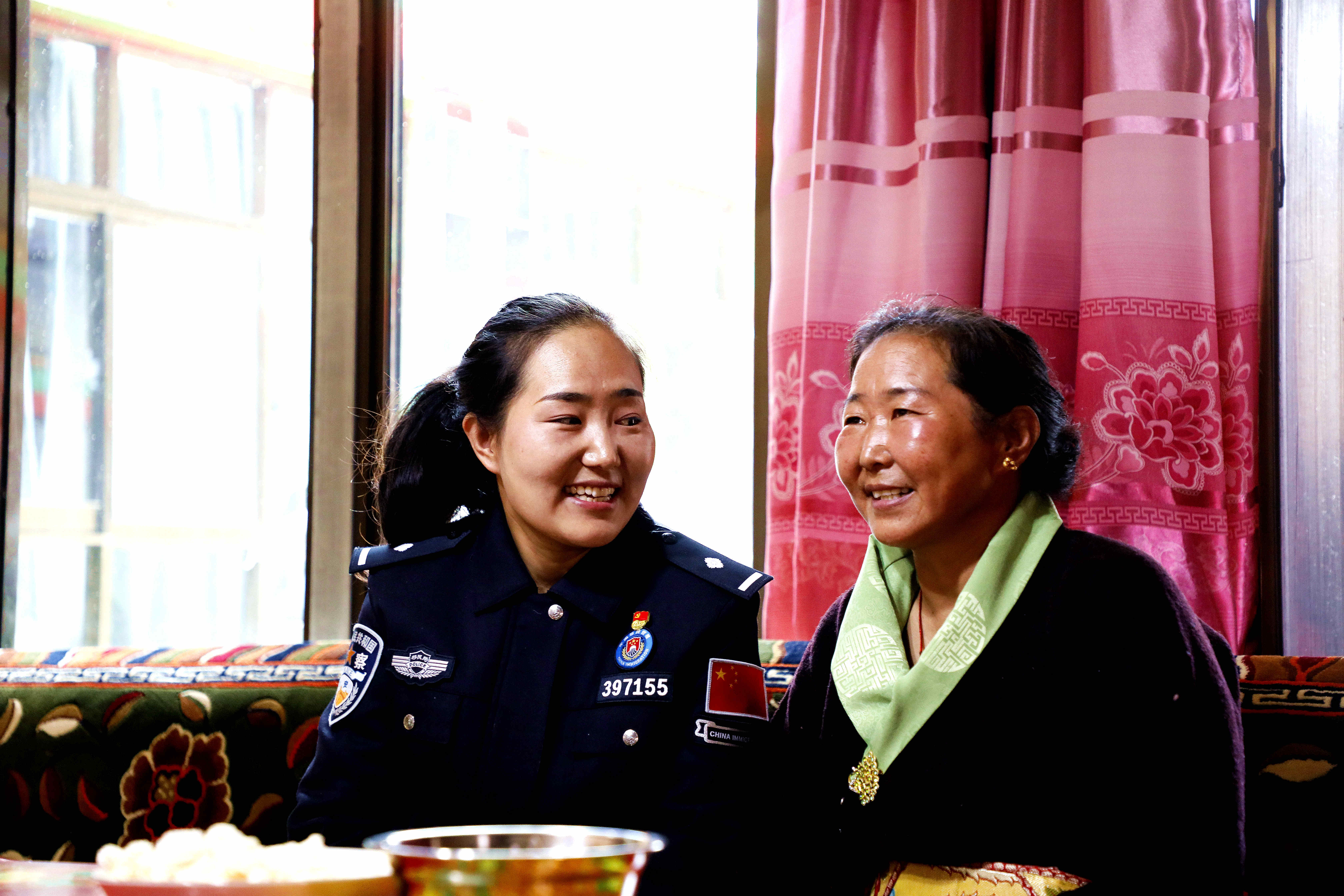 索朗曲珍與母親在一起 應俊攝(近景特寫).jpg?x-oss-process=style/w10 索朗曲珍與母親在一起 應俊攝(近景特寫).jpg?x-oss-process=style/w10