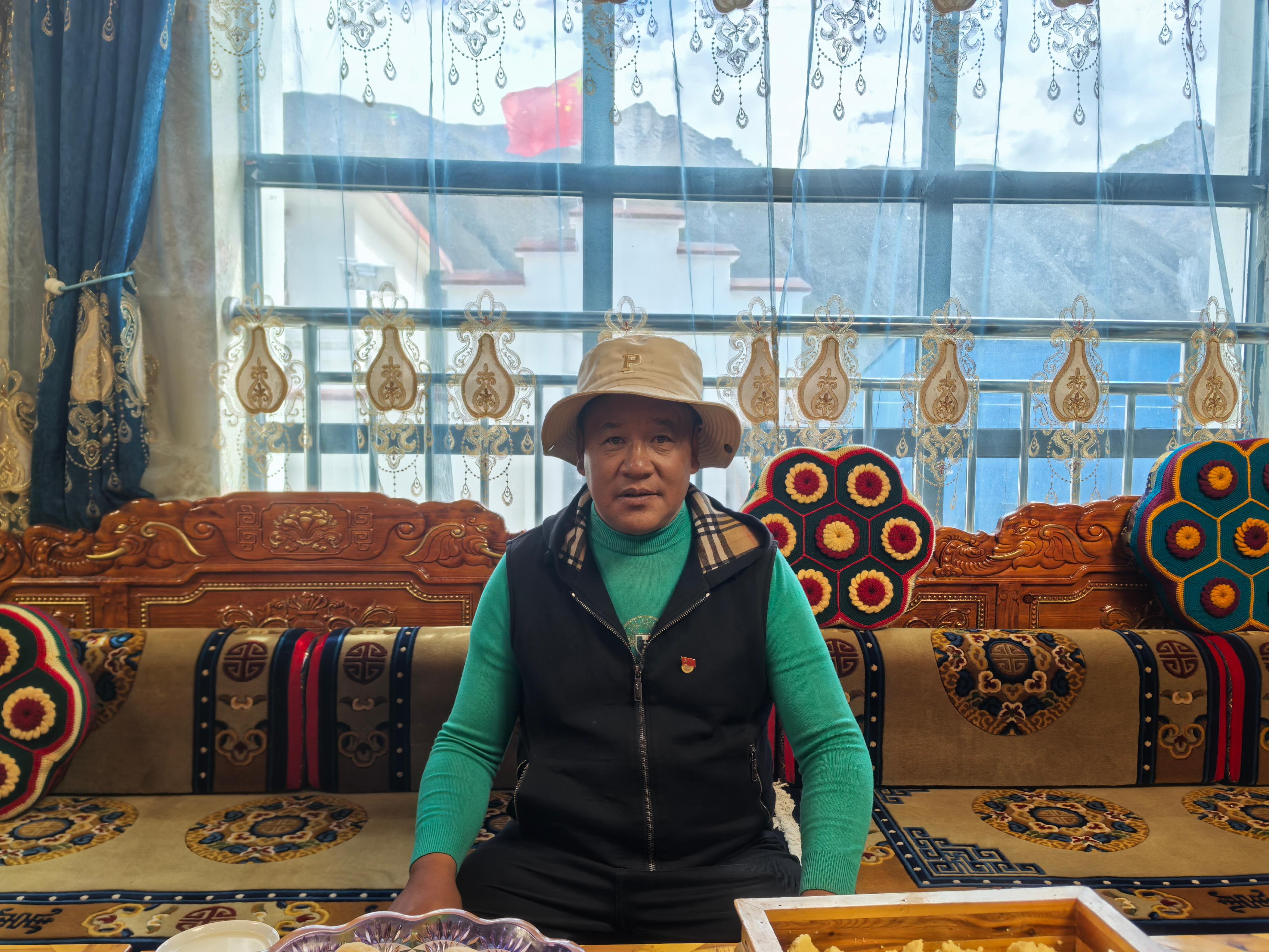 斯定咔村村民在自家客廳。 人民網(wǎng)記者 黃玉琦攝