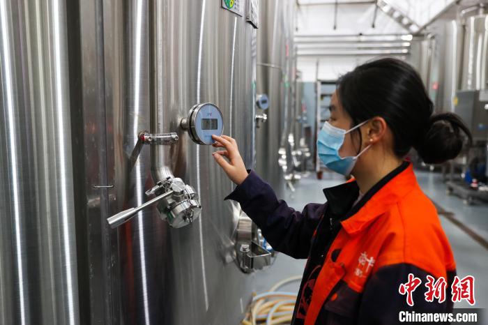 西藏芒康:葡萄種植成當(dāng)?shù)孛癖娭赂恢匾緩? oldsrc=