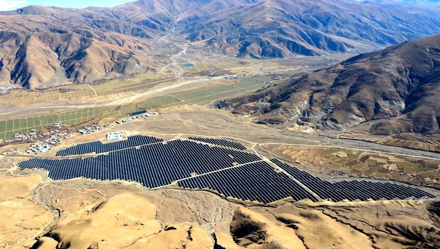 雅魯藏布江畔，光伏“藍(lán)海”覆蓋昔日沙丘。人民網(wǎng)記者 吳雨仁攝