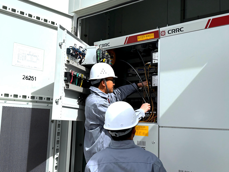 運(yùn)維人員精細(xì)檢修，保障清潔電力穩(wěn)定輸出。人民網(wǎng)記者 吳雨仁攝