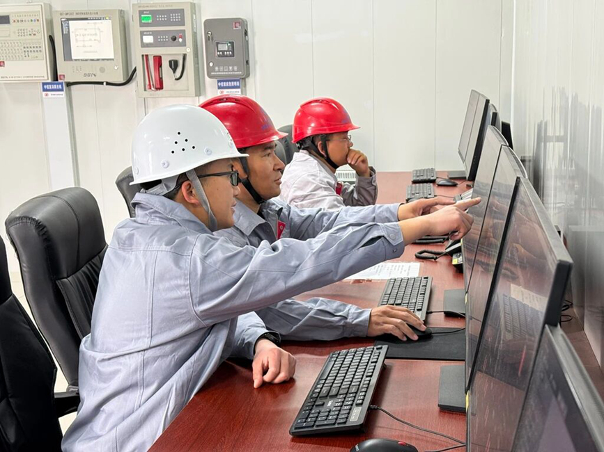 在項(xiàng)目控制室內(nèi)，技術(shù)人員實(shí)時(shí)監(jiān)測(cè)光伏矩陣的運(yùn)行數(shù)據(jù)與發(fā)電情況。人民網(wǎng)記者 吳雨仁攝