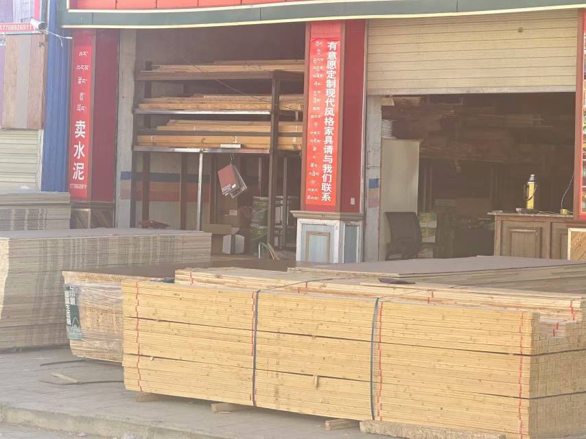 白朗縣頗羅鼐大道西段人行道擺放建材。圖片由留言網(wǎng)友提供