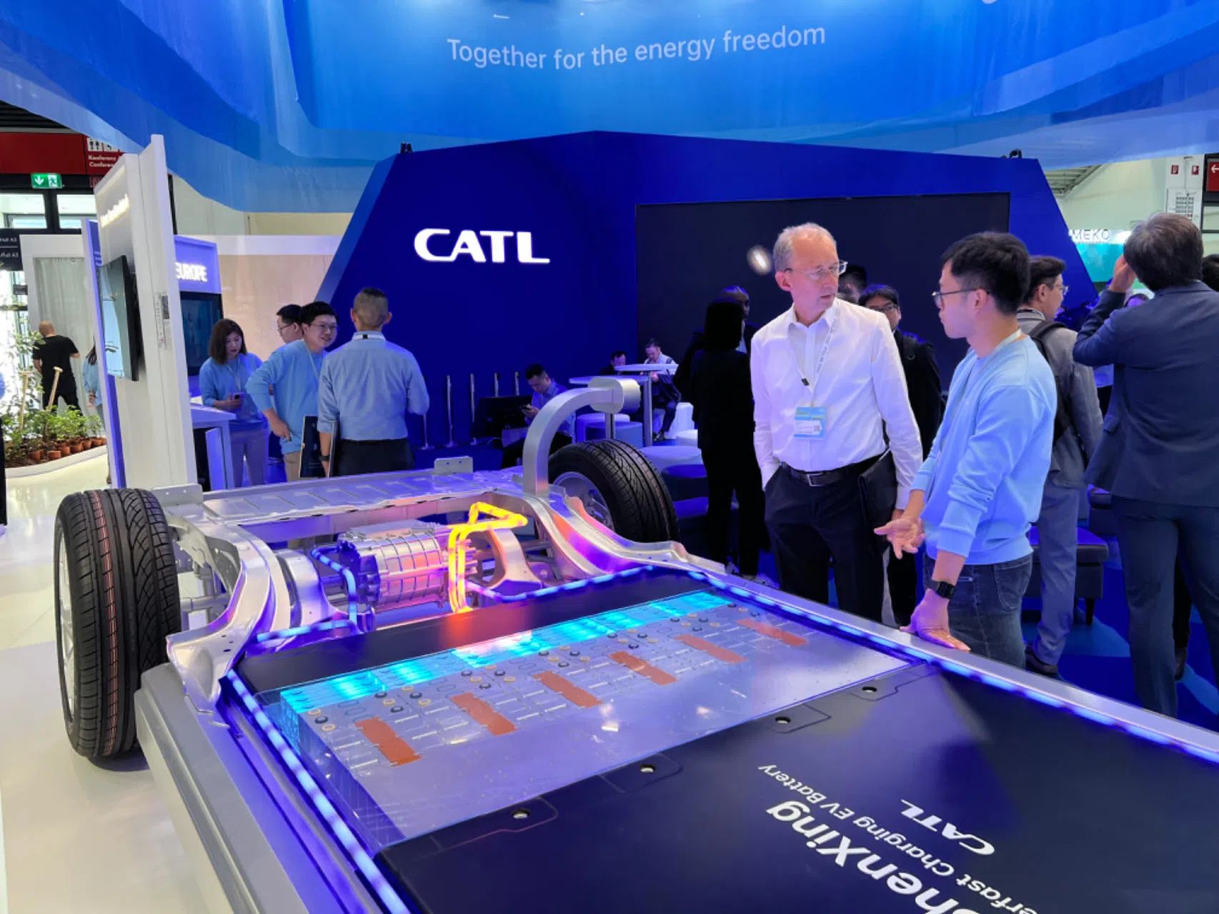 寧德時(shí)代在德國(guó)國(guó)際汽車(chē)及智慧出行博覽會(huì)的展臺(tái)。人民網(wǎng)記者 李強(qiáng)攝