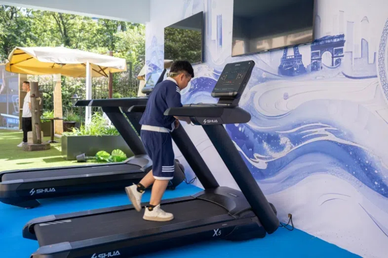 小朋友在智慧體育公園體驗(yàn)跑步機(jī)。巴黎
