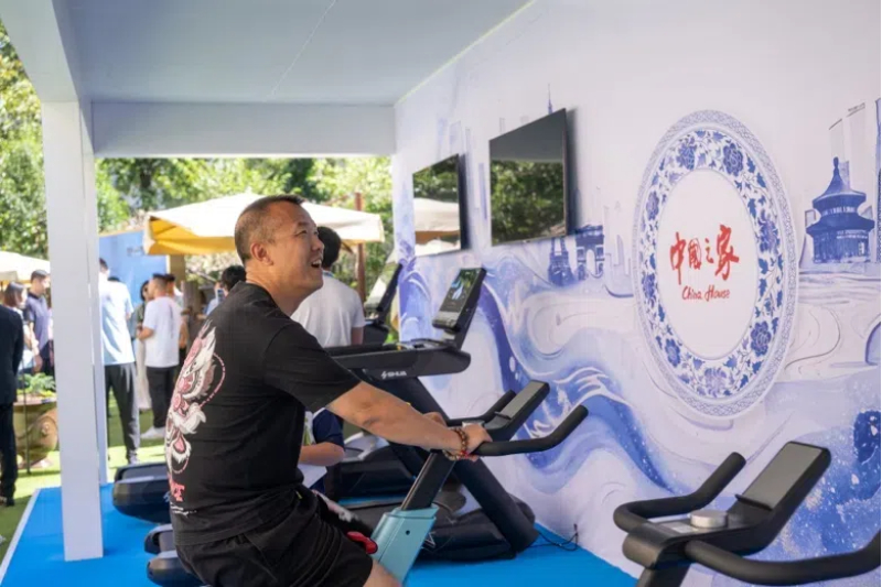 參觀者在智慧體育公園體驗(yàn)動(dòng)感單車。巴黎