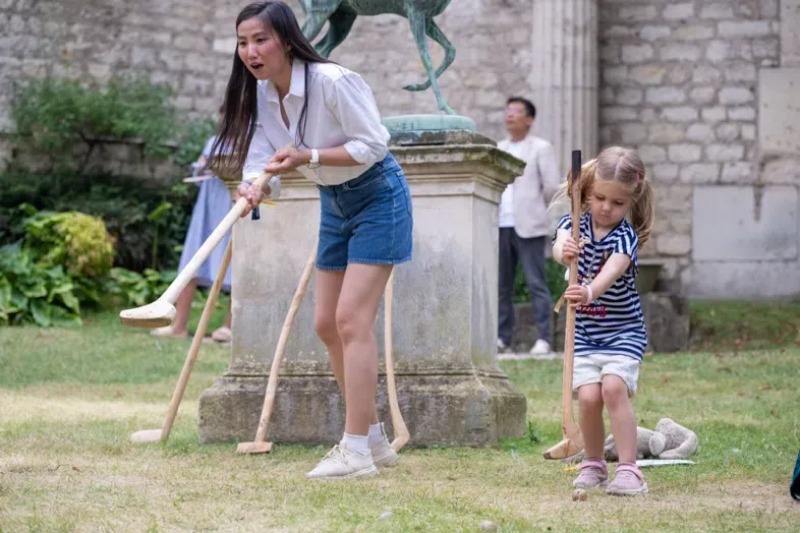 小朋友體驗(yàn)捶丸游戲。巴黎