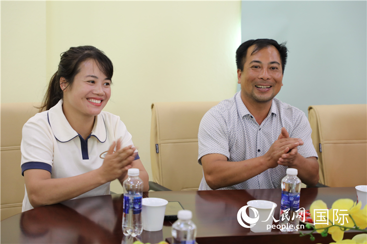 越南沙巴市黃連寄宿制民族小學(xué)老師阮氏秋姮、阮文享。人民網(wǎng)記者簡承淵攝