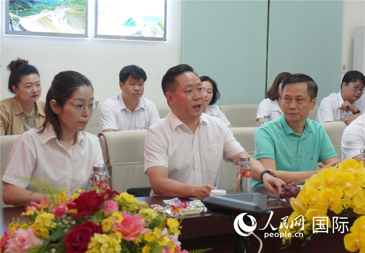 越中電力公司董事長李志雄（前排左二）介紹越南電力情況。葛沙莎攝