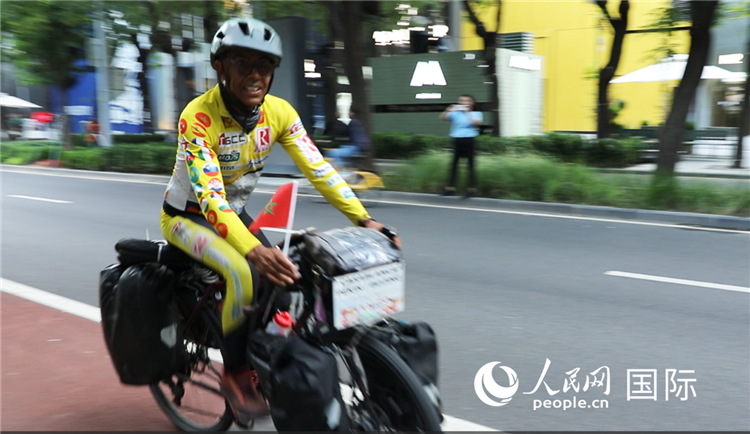 卡里姆·穆斯塔在北京街頭騎行。人民網(wǎng)記者 翟轉(zhuǎn)麗攝