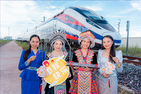 中老鐵路兩國(guó)員工一起參加中秋活動(dòng)。旺·洛拉勒攝