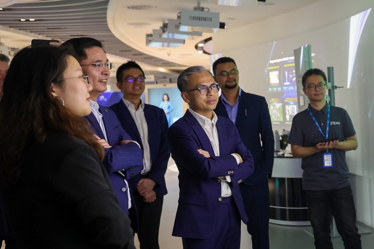 馬來(lái)西亞通訊部長(zhǎng)法米·法茲（右三）在華訪問(wèn)中國(guó)知名通信企業(yè)。（照片由馬來(lái)西亞通訊部提供） (1)