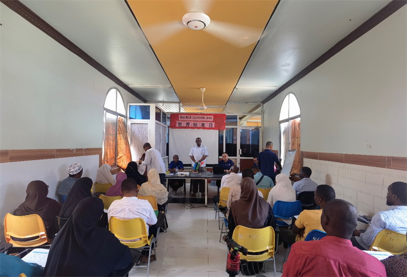 奔巴衛(wèi)生署醫(yī)政處處長(zhǎng)馬蘇德致辭。施亮攝（專家組供圖）