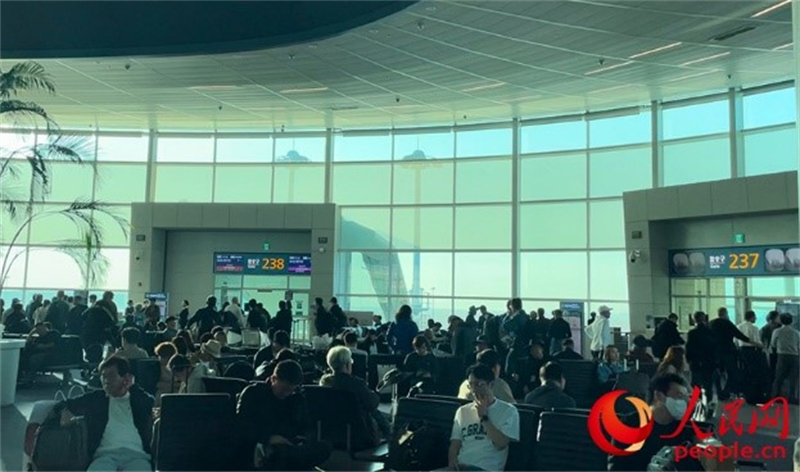 仁川機場等待登機的旅客。人民網(wǎng) 李帆攝