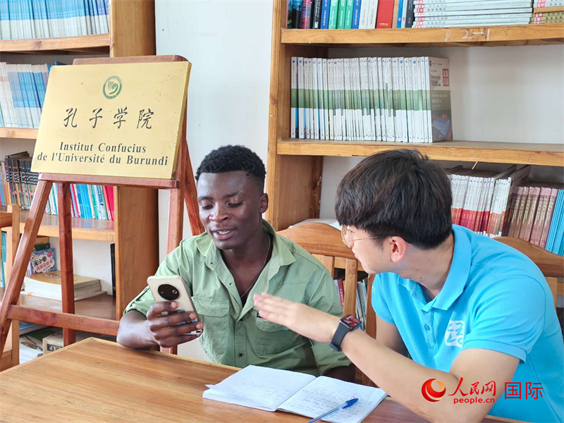 孔院教師在輔導(dǎo)學生。人民網(wǎng)記者 黃培昭攝