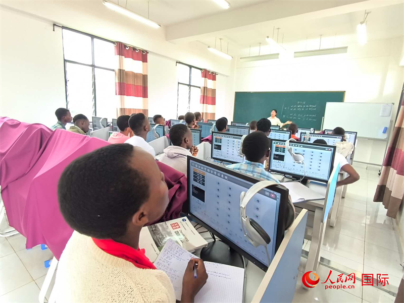 學生們在課堂上認真聽講。人民網(wǎng)記者 黃培昭攝