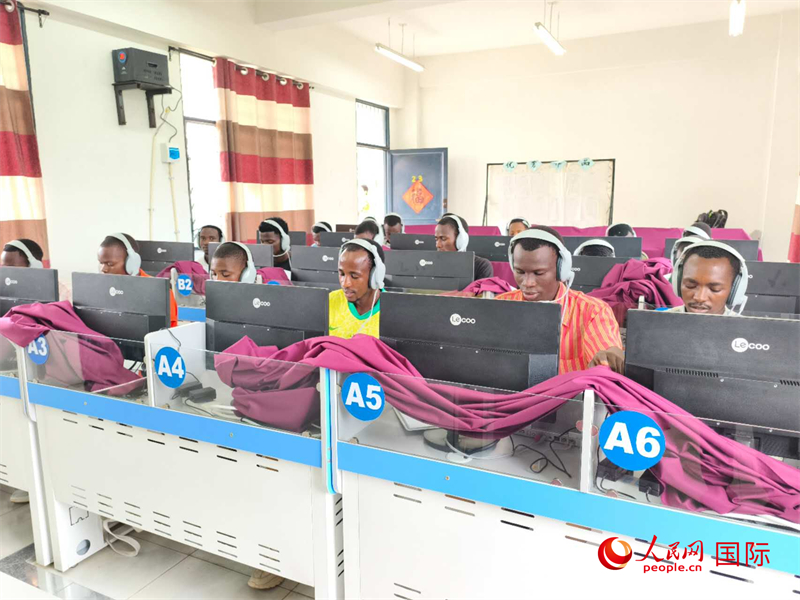 學生們正在上聽力課。人民網(wǎng)記者 黃培昭攝