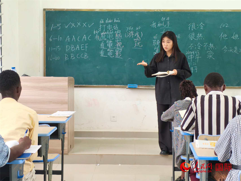 中國老師在給學生們講課。人民網(wǎng)記者 黃培昭攝