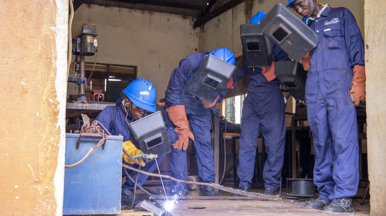 納迦與其他青年在接受技能培訓。田雨攝