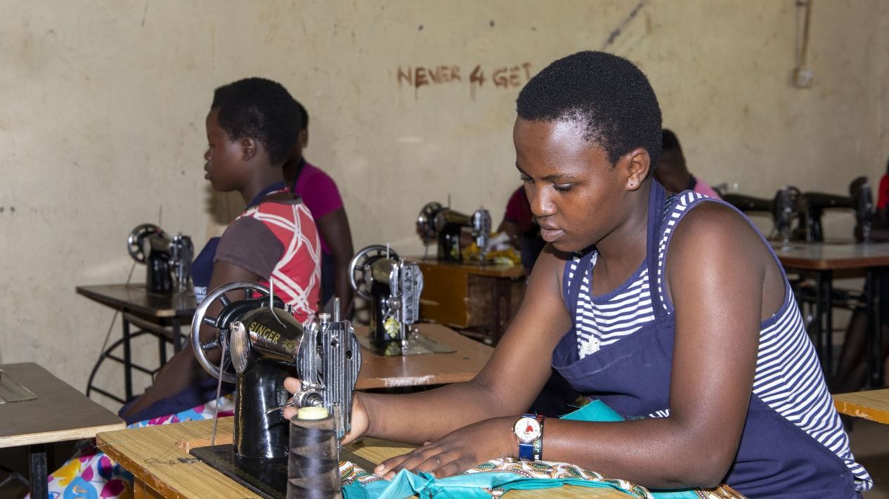 蕾切爾在接受縫紉技能培訓。田雨攝