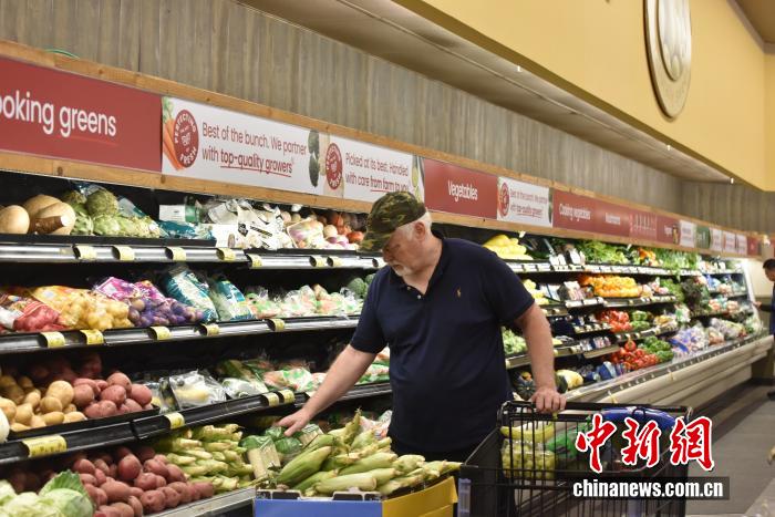 當(dāng)?shù)貢r間7月18日，美國密歇根大學(xué)公布報告顯示，7月美國消費者信心指數(shù)升至61.8，為近5個月以來的最高值。圖為美國民眾在馬里蘭州羅克韋爾一超市購物。 <a target='_blank' href='/' _fcksavedurl='/'><p  align=