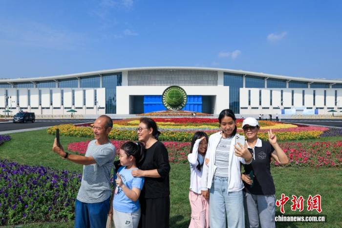 8月31日，天津，市民在2025年上海合作組織峰會(huì)主會(huì)場(chǎng)外自拍。當(dāng)日，2025年上海合作組織峰會(huì)在天津舉行。<a target='_blank' href='/'><p  align=